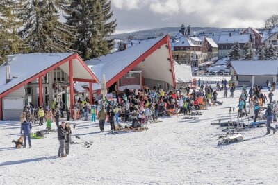 Feiertag am Fichtelberg: Oberwiesenthal eröffnet offiziell den Winter - Zunächst wird sich das Geschehen zur Winter-Eröffnungsparty an der Oberwiesenthaler Freilichtbühne abspielen.