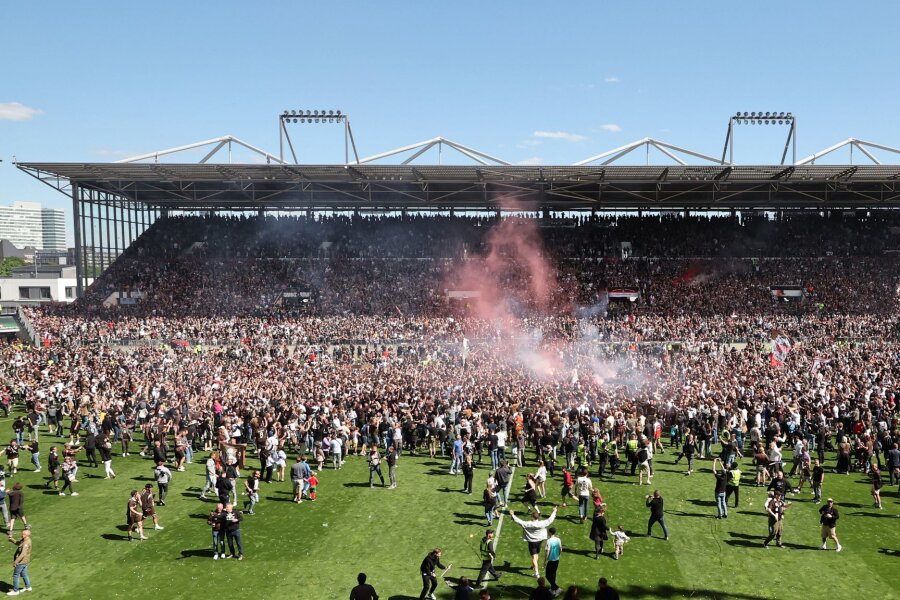 Feiertage im Norden: Kiel und St. Pauli feiern Aufstieg - Die Fans vom FC St. Pauli stürmten nach dem Abpfiff den Platz.