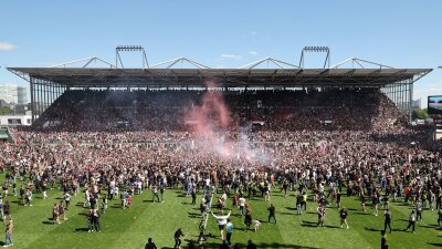 Feiertage im Norden: Kiel und St. Pauli feiern Aufstieg - Die Fans vom FC St. Pauli stürmten nach dem Abpfiff den Platz.