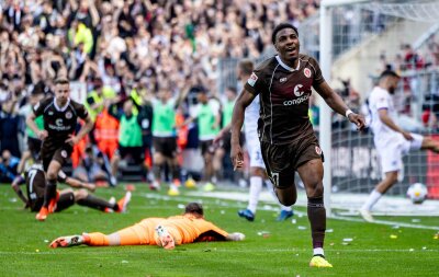 Feiertage im Norden: Kiel und St. Pauli feiern Aufstieg - Oladapo Afolayan erzielte zwei Treffer für den FC St. Pauli.