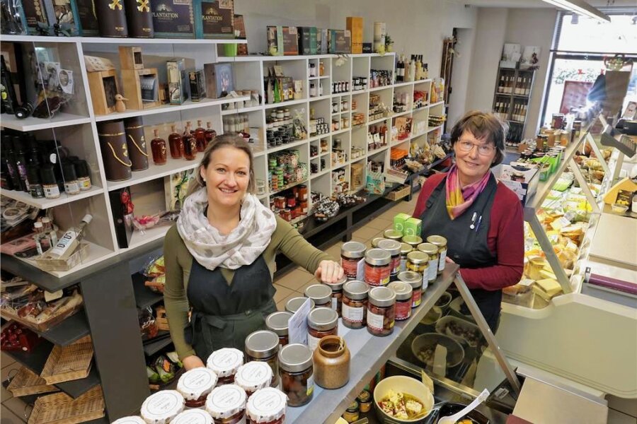 Feinkost Dreißig in Zwickau hat nach 34 Jahren neue Besitzerin - Nach 34 Jahren hat Sophie Lindner (links) das Geschäft "Feinkost Dreißig" von Christiane Dreißig übernommen. 