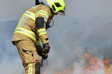 Feld in Geringswalde steht in Flammen - Ein Großaufgebot von Feuerwehrleuten löschte am Dienstag mit Unterstützung von Landtechnik einen Feldbrand bei Aitzendorf. Teils wurden die Flammen mit Schaufeln bekämpft.