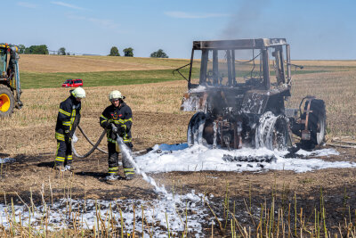 Feld steht in Flammen - Traktor ausgebrannt - Ein Traktor bei Schneidenbach hat gebrannt. 