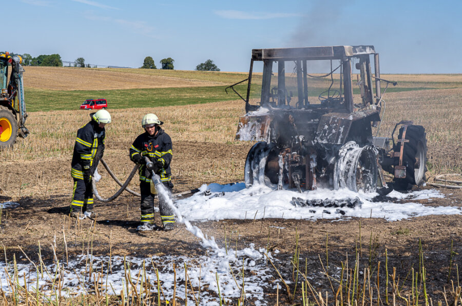Feld steht in Flammen - Traktor ausgebrannt - Ein Traktor bei Schneidenbach hat gebrannt. 