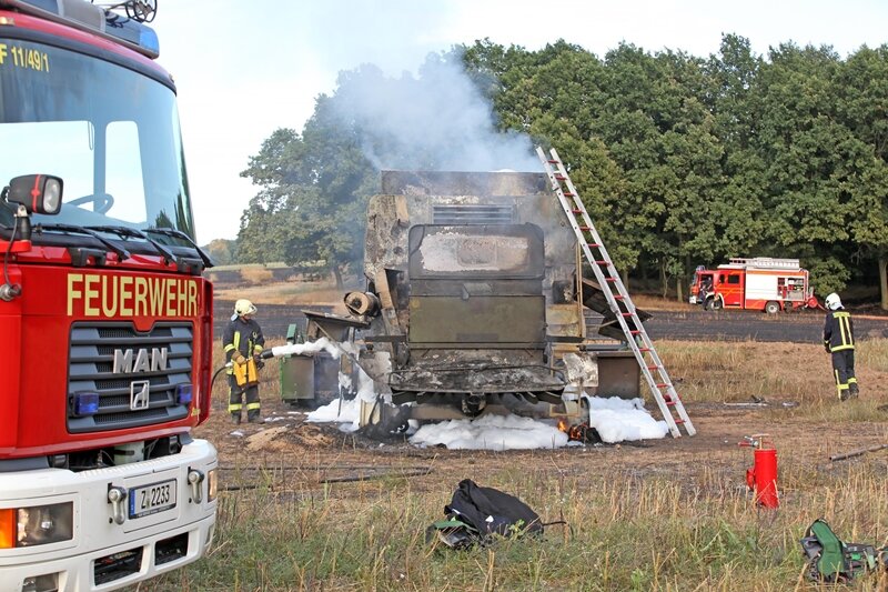 Feld und Mähdrescher in Flammen - Fahrer rettet sich - 
