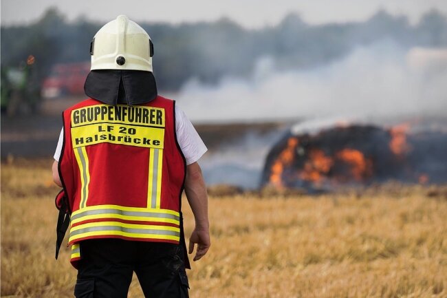 Feldbrände halten Feuerwehren in Mittelsachsen auf Trab - Die abgebrannte Fläche war so groß wie sieben Fußballfelder: Am 13. Juli gegen 15 Uhr brannte ein rund fünf Hektar großes Feld zwischen Großschirma und Langhennersdorf. Auslöser war eine defekte Strohballenpresse. Insgesamt67 Feuerwehrleute waren im Einsatz, um den Brand zu löschen.