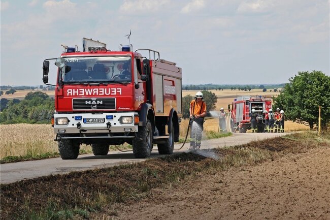 Die Feuerwehr verhinderte ein Übergreifen der Flammen vom abgeernteten Feld auf die Weizen-Fläche. 