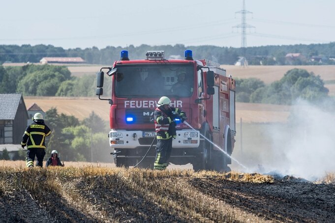 Feldbrand: Elf Hektar stehen in Flammen - 