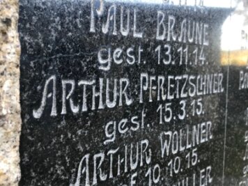 Der Name von Arthur Pfretzschner ist auf dem Denkmal für die Gefallenen des Ersten Weltkrieges an der Wehrkirche in Triebel in Stein gemeißelt.