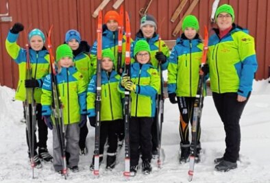 Fellski für den Nachwuchs - Bescherung noch vor Weihnachten: Trainerin Nadine Tröger (r.) hat für die Skilanglauf-Talente des SV Stützengrün einen tollen Fang gemacht. Mit dem Gewinn von 1000 Euro wurden neue Fellski angeschafft. 