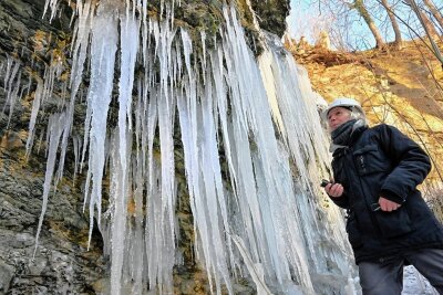 Felsendome in Rabenstein: Frost zaubert riesige Eiszapfen - Bergführerin Michaela Haubold-John vor den Eiszapfen am Eingang des Besucherbergwerks in Chemnitz.