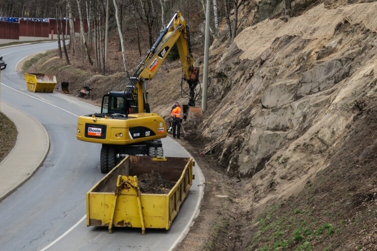 Felssicherung am Auer Becherweg steht kurz vor dem Abschluss - Mit einem Bagger wurden am Donnerstag am Becherweg die letzten Arbeiten zur Felssicherung fertiggestellt.