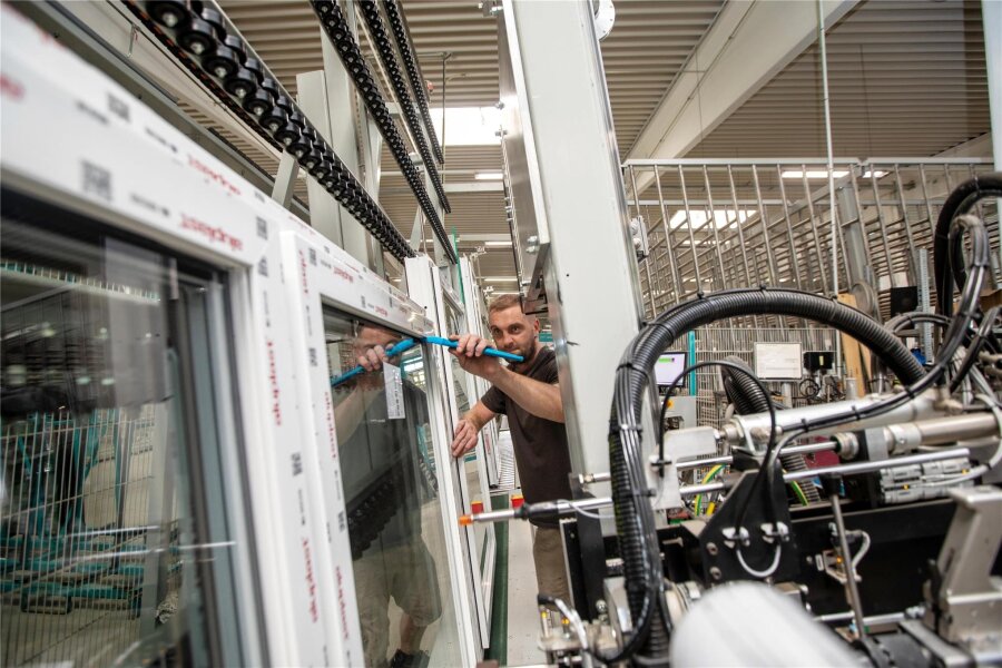 Fensterhersteller verlegt Teil der Produktion vom Stammsitz nach Plauen - Stefan Baer ist in der Niederlassung Neuensalz der Fensterbaufirma Distner am sogenannten Scheibenverklebungsautomat tätig.