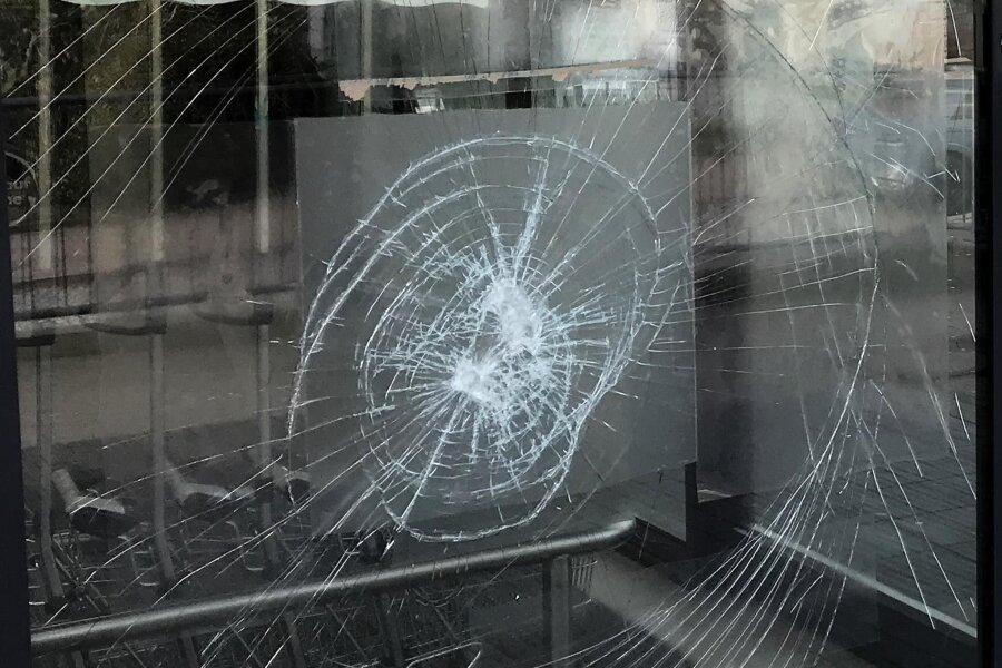 Fensterscheiben in Ellefelder Firma eingeschmissen - Kaputte Scheiben hinterließen Unbekannte in Ellefeld (Symbolbild).