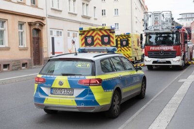 Fenstersturz eines Dreijährigen in Freiberg: Polizei ermittelt noch - Ein dreijähriger Junge ist am Samstagnachmittag aus einem Fenster im ersten Stock gestürzt. Das Kind kam mit lebensbedrohlichen Verletzungen ins Krankenhaus.