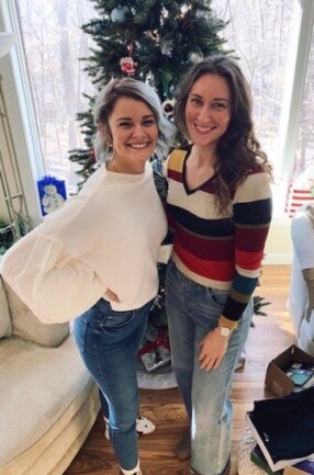 Familien-Weihnacht: Courtney Strait (rechts) mit Schwester Alex.