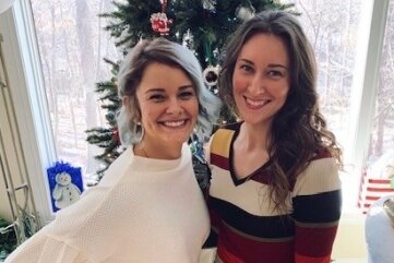 Familien-Weihnacht: Courtney Strait (rechts) mit Schwester Alex.