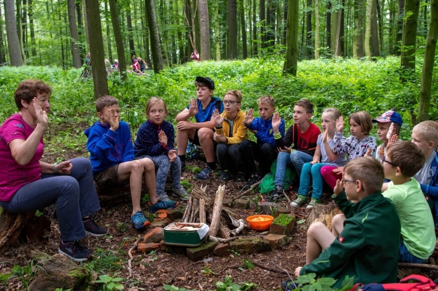 Ferienkinder erleben auf dem Waldspielplatz im Pastholz fröhliche Stunden - 