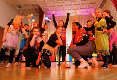 Ferienkinder erobern Musicalbühne - Unter dem Titel "In 80 Takten um die Welt" haben die Kinder in Workshops Tanz, Gesang und Trommeln unter professioneller Leitung erlernt. Das Ergebnis war im "Erzhammer" in Annaberg für Eltern, Familien und Freunde der jungen Darsteller zu sehen. 