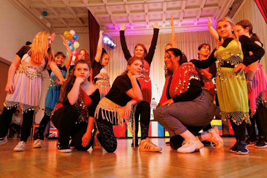 Ferienkinder erobern Musicalbühne - Unter dem Titel "In 80 Takten um die Welt" haben die Kinder in Workshops Tanz, Gesang und Trommeln unter professioneller Leitung erlernt. Das Ergebnis war im "Erzhammer" in Annaberg für Eltern, Familien und Freunde der jungen Darsteller zu sehen. 