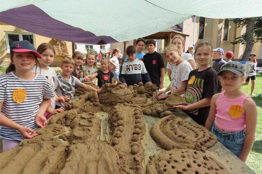 Ferienkinder in Werdau bauen Burganlage aus Stroh und Lehm - Die Mädchen und Jungen bauten innerhalb der ökumenischen Kindertage auch eine Burganlage aus Stroh und Lehm.