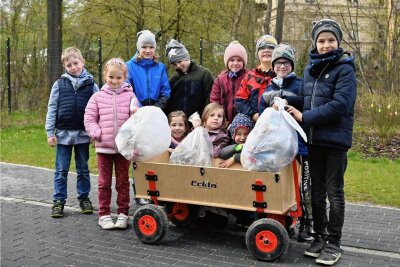 Ferienkinder sammeln in Rochlitz Müll ein - Die Ferienkinder im Hort St. Nikolaus der Diakonie haben Rochlitz sauberer gemacht. 