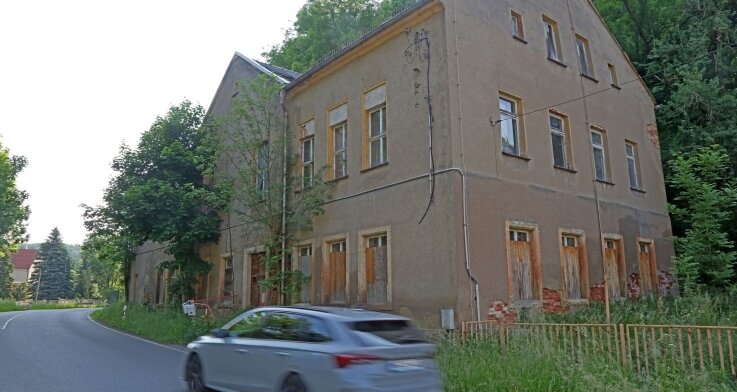 Ferienlager wird versteigert - Das ehemalige Ferienlager in Schönau ist zur Ruine verkommen und wird im Oktober zwangsversteigert. 