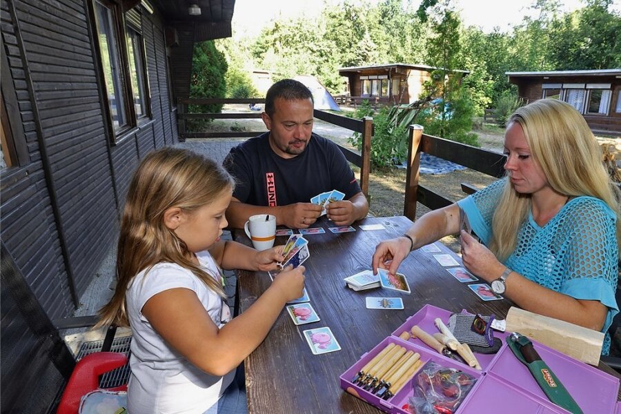 Badengehen, Schnitzen und Kartenspielen gehören für Elisa Gläser, die mit ihren Eltern Marco und Lydia aus Coburg in der Bungalowsiedlung Urlaub macht, zu den Lieblingsbeschäftigungen. 