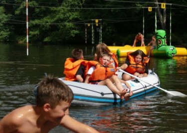 Ferienprogramm: "Es ist wieder so wie früher" - Für Spaß in der Zschopau war während des Sommercamps dank Schlauchboot und Badeinsel gesorgt. 