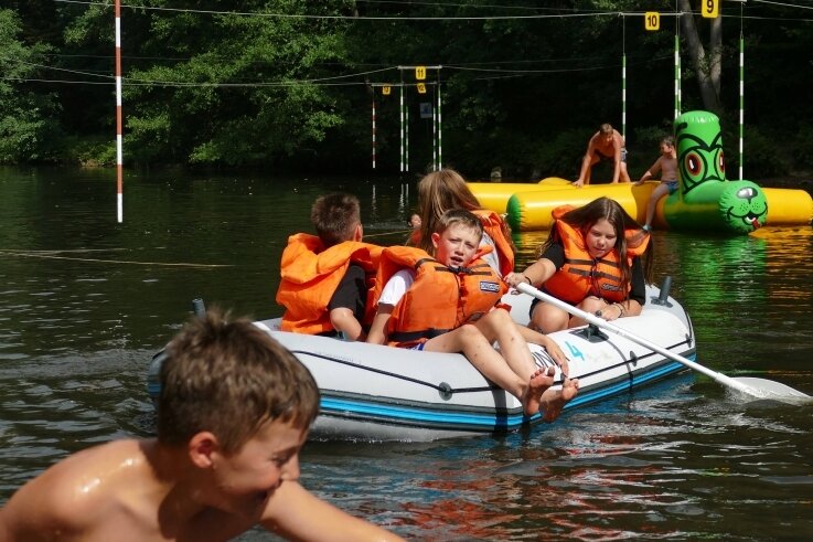 Ferienprogramm: "Es ist wieder so wie früher" - Für Spaß in der Zschopau war während des Sommercamps dank Schlauchboot und Badeinsel gesorgt. 