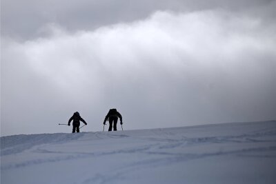 Ferienstart in Sachsen: Kommt der Winter ins Erzgebirge und Vogtland zurück? - Oberwiesenthal, Anfang Dezember: Skifahrer starten am Fichtelberg.