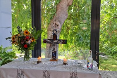 Ferientipp: Überraschende Begegnung in Oederan - Altar mit Blick auf den Pfarrgarten in Oederan. Die Kirchgemeinde lädt zu besonderen Gottesdiensten ein.