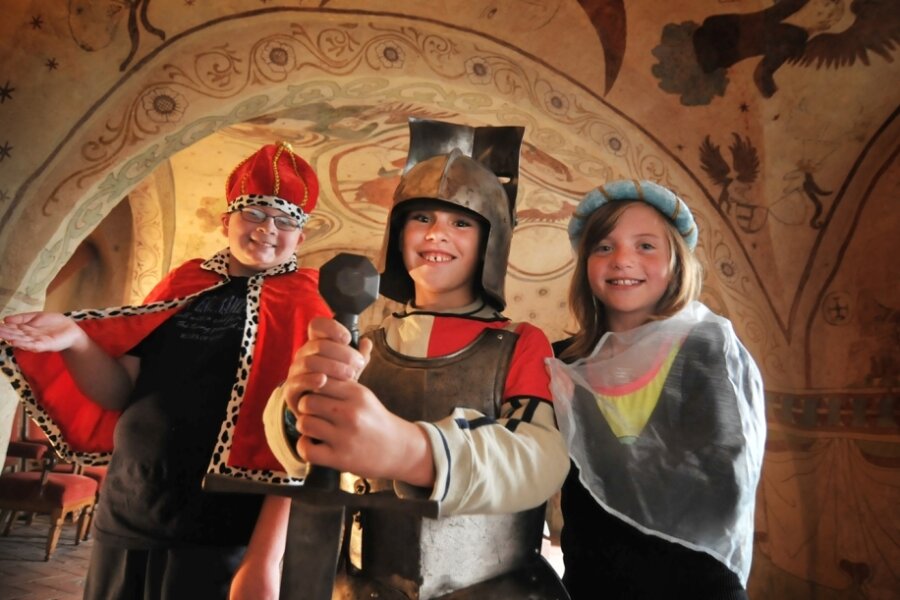 Auf Schloss Rochlitz werden auch Ritterführungen für Kinder und Jugendliche angeboten. Das Besondere daran ist, dass die Teilnehmer in den Gemächern des Schlosses auch in Ritterzeit-Kostüme schlüpfen dürfen. 