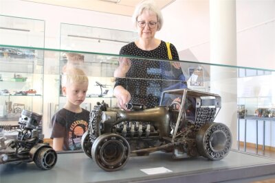 Ferientipps: Oederaner Museum zeigt Modellbauarbeiten und bietet einen Webkurs für Kinder an - Henry (6) schaut sich gemeinsam mit seiner Oma Sabine Stache ein Modell des „Kolbenkaspers“ von Mike Falke an.