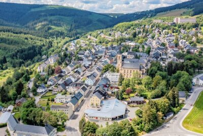 Ferienwohnungen verdrängen Wohnraum in Oberwiesenthal: Jetzt will die Stadt eingreifen - Im Zentrum von Oberwiesenthal werden immer mehr Wohnungen als Ferienquartiere genutzt. Bislang können Stadt und Stadträte wenig dagegen tun. Das soll sich nun ändern. 