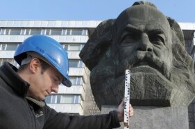 
              <p class="artikelinhalt">Bau-Überwacher Silvio May nimmt Maß am unteren Sockel des Marx-Monuments, von dem die Platten aus ukrainischem Granit bereits entfernt worden sind. Die Platten werden jetzt aufgearbeitet. </p>
            
