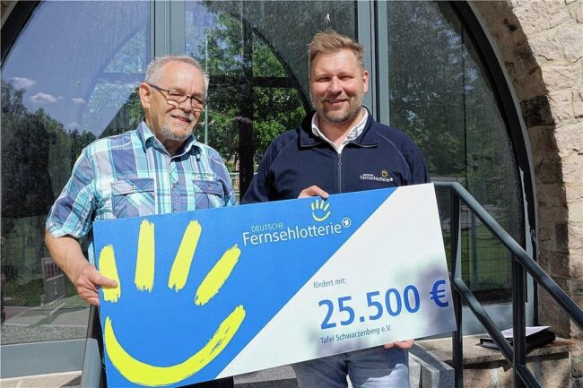 Fernsehlotterie überrascht Schwarzenberger Tafel mit großer Spende - Stephan Drath (l.) als Leiter der Schwarzenberger Tafel konnte am Dienstag den Spendenscheck der Deutschen Fernsehlotterie aus den Händen von Stephan Masch entgegennehmen. 