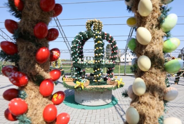 Fernsehteam kommt wegen des Osterbrunnens - Langenbernsdorf mit dem Osterbrunnen in Niederalbertsdorf steht im Fokus der MDR-Sendereihe "Unser Dorf hat Wochenende". 