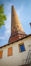 Fernwärme: Preissteigerung auch in Flöha - Der markante 70 Meter hohe Ziegel-Schornstein ist das Erkennungszeichen des Heizkraftwerkes auf dem Gelände der Alten Baumwolle. Hier wird die Fernwärme für große Teile der Stadt produziert. 