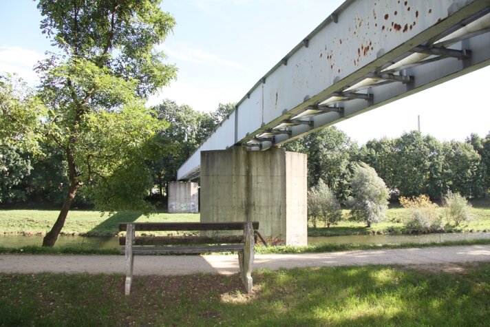 Fernwärmerohrbrücke unterhalb der Muldenbrücke Kolpingstraße verschwindet - 