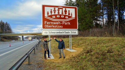 Fernweh-Park bei Hof erhält braun-weißes Kulturschild an Autobahnen - Der 1. Bürgermeister des Marktes Oberkotzau, Stefan Breuer (links), mit dem 2. Bürgermeister Erich Pöhlmann am Hinweisschild an der A9.