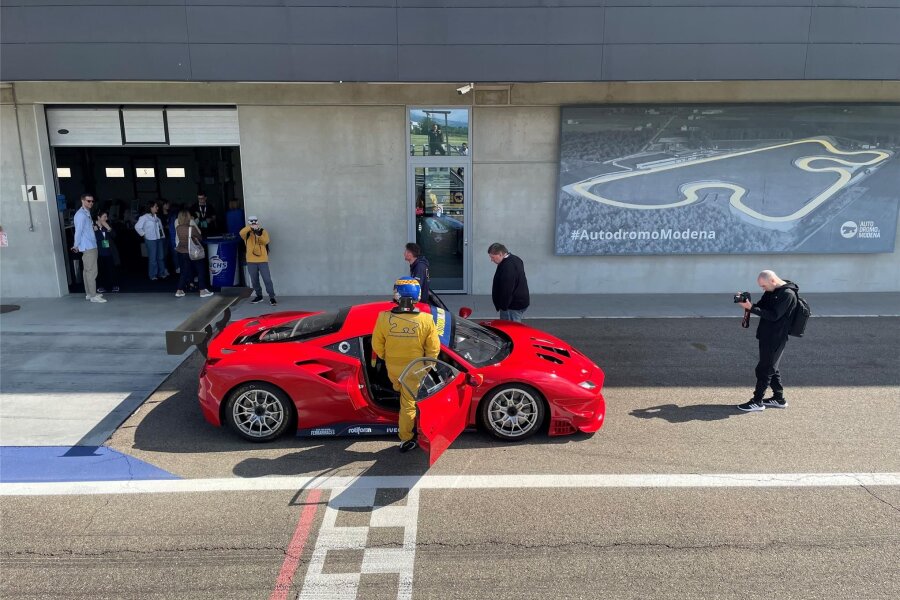 Ferrari landet nach Unfall auf Feld bei Roßwein - Supersportwagen der Marke Ferrari sieht man oft auf Rennstrecken oder wie hier im Bild bei einer Testfahrt abseits der öffentlichen Straßen. Ein Wagen dieser Marke ist jetzt in Mittelsachsen bei einem Unfall auf dem Feld gelandet.