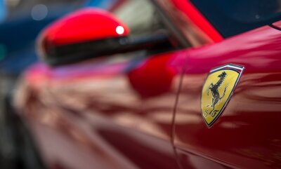 Ferrarifahrer fährt zu schnell und verursacht Unfall - Symbolbild