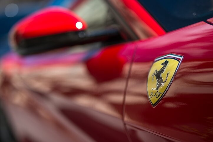Ferrarifahrer fährt zu schnell und verursacht Unfall - Symbolbild