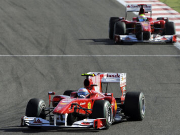 Ferraris Triumph, Vettels Drama, "Schumi" Sechster - Fernando Alonso (v.) und Felipe Massa in Bahrain vorne