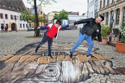 Fertiges 3-D-Kunstwerk in Zwickau: Reaktionen zwischen Applaus und Ablehnung - Rudoslv Gabor und sein Sohn Samuel probieren gleich aus, über die Strickleiter zu gehen - und sind neugierig, wie das wohl auf einem Foto aussieht. 