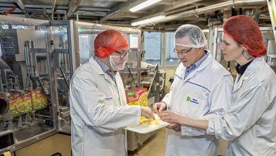 Fertiggerichte: So macht sich Unilever fit - Werkleiter Heiko Röder (Mitte) erklärt OB Jens Scharff (links) im Beisein von Unilever-Pressesprecherin Caroline Weber die Produkt-Zusammensetzung.