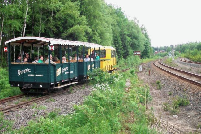 Fest entlang der alten Strecke der Schmalspurbahn - Der Wernesgrüner Schienenexpress verkehrt am Festwochenende ab Schönheide-Süd. 