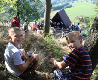 Fest mit Aussicht: Am Kunnerstein wird gefeiert - Die beiden Freunde Leonardo und Caspar hatten sich im vorigen Jahr zum Kunnersteinfest einen gemütlichen Platz oberhalb der Hütte gesucht und beobachteten den Trubel mit Abstand. 