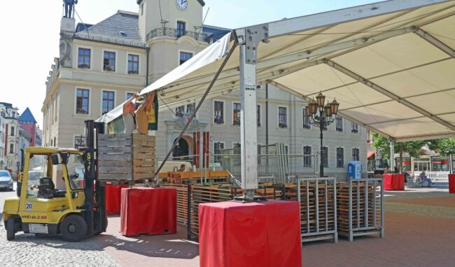 Vor dem Crimmitschauer Rathaus steht seit Mittwoch das große Zelt. Heute wird die Marktbühne montiert. Hier läuft ab Freitagabend bis zum frühen Sonntagabend der Großteil des Marktfestprogramms.